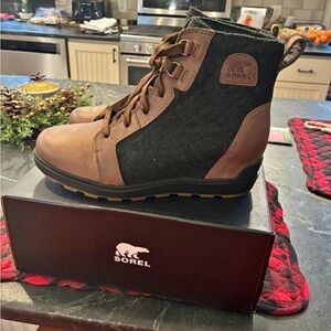 Sorel Women's Black and Brown Lace Up Boots